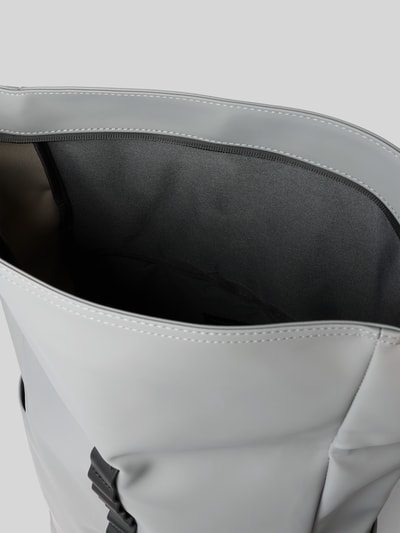 Produktfoto, grauer Rucksack mit Logo-Detail Modell 'Spläsh Rolltop' von GASTON LUGA, Reißverschluss-Hauptfach, glatte Textur, Innenansicht