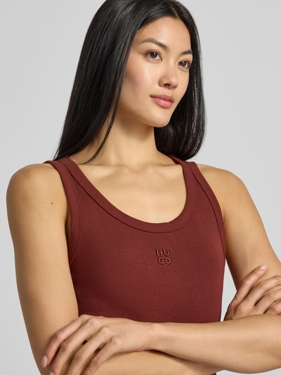 Frauenmodel trägt Slim Fit Tanktop aus Baumwoll-Mix Modell 'Datamia' von HUGO in Dunkelrot, glatte Textur, Nahaufnahme Oberkörper, Damen Tanktop von HUGO.