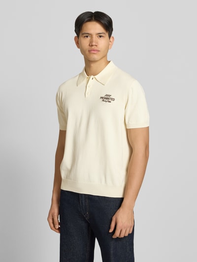 Männermodel trägt Regular Fit Poloshirt mit Label-Stitching Modell 'Speedtrap' von PROHIBITED in Creme, Reine Baumwolle, Knopfleiste, Ganzkörperansicht von vorne. Kontext: Rückenlänge bei Größe M 64 cm.
