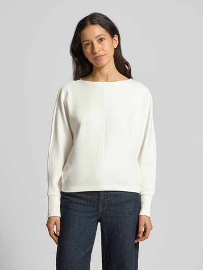 Vrouwenmodel draagt gebreide pullover met boothals Model 'UTIBBY' van Someday, materiaalmix met viscose, los model, ribboorden, frontaal.