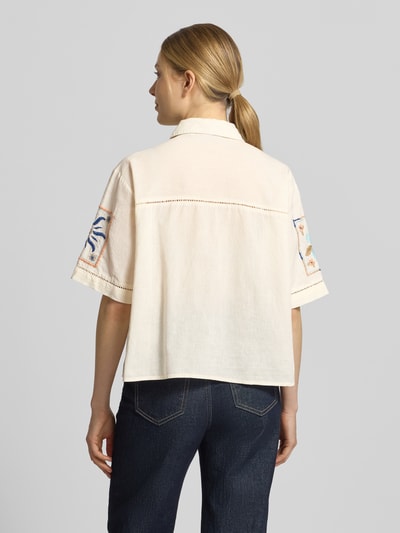 Frauenmodel trägt Boxy Fit Bluse aus Leinen-Baumwoll-Mix von Jake*s Casual, cremefarben mit Stitchings und Stickdetails, Ganzkörperansicht Rückansicht.