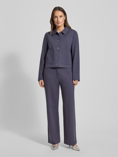 Frauenmodel trägt Regular Fit Kurzblazer aus Viskose-Mix von s.Oliver BLACK LABEL, Optik: Unifarben, Umlegekragen, Ganzkörperansicht von vorne.
