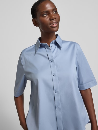Frauenmodel trägt Bluse mit verlängertem Rücken und Kentkragen von Windsor in Hellblau, Baumwoll-Mix, Halbarm, Nahaufnahme Oberkörper.