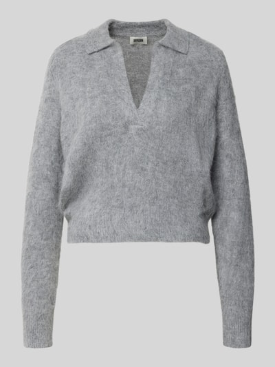 Produktfoto, grauer Strickpullover mit V-Ausschnitt und Polokragen, melierte Textur, Modell 'DYLARA' von DRYKORN, Alpaka-Mix, Regular Fit, Damenmode
