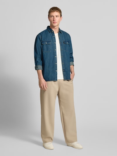 Männermodel trägt Regular Fit Jeanshemd mit Brusttaschen Modell 'JACKSON WORKER' von Levi's®, Reine Baumwolle, Ganzkörperansicht von vorne.
