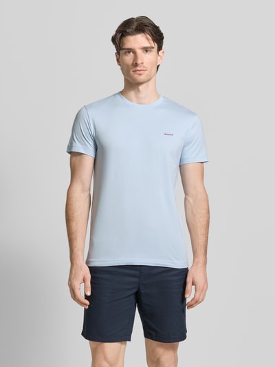 Męski model nosi T-Shirt mit Label-Detail od Gant, jasnoniebieski, bawełna, krój regular fit, okrągły dekolt, długość tyłu 70 cm, całkowity widok z przodu