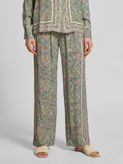 Frauenmodel trägt Stoffhose aus Viskose im Allover-Look Modell 'Bala' von MOS MOSH, florales Muster, weites Bein, Nahaufnahme Unterkörper.