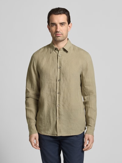 Männermodel trägt Regular Fit Leinenhemd mit Kentkragen Modell 'Spenser' von Tiger Of Sweden in Beige, reine Leinenstruktur, Knopfleiste, Ganzkörperansicht von vorne. Rückenlänge 77 cm, Schulterbreite 48 cm, Ärmellänge 69 cm, Größe 40.