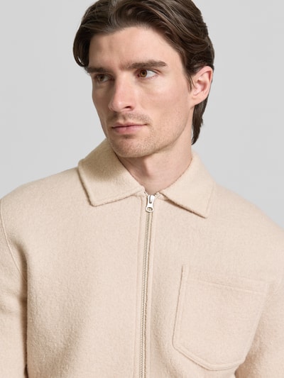 Männermodel trägt Regular Fit Hemdjacke aus reiner Wolle Modell 'HANNES' von Samsøe Samsøe in Beige, Nahaufnahme Oberkörper.