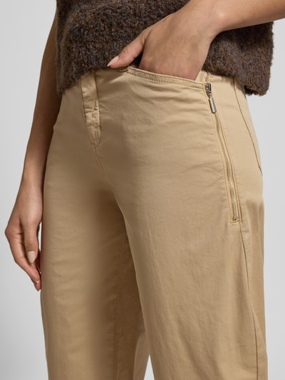 Vrouwenmodel draagt Straight fit broek met ritssluitingsdetail model 'Bora' van MAC, elastische katoenmix, detailopname heup.