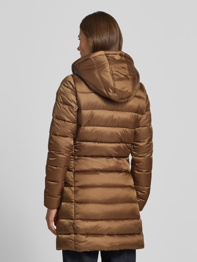 Frauenmodel trägt Steppmantel mit abnehmbarer Kapuze Modell 'CLELIA' von Save The Duck in glänzendem Braun, gesteppt, Ganzkörperansicht Rückansicht. Gerader Schnitt, Stehkragen, Zweiwege-Reißverschluss, seitliche Reißverschlusstaschen, Label-Patch, Rückenlänge 82 cm, Schulterbreite 39 cm, Brustweite 42 cm, Ärmellänge 65 cm.