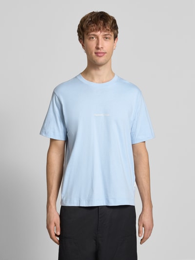 Mannelijk model draagt lichtblauw T-shirt met Label-Stitching model 'NORREBRO' van Jack & Jones, katoen, Regular Fit, voorkant volledige lengte.