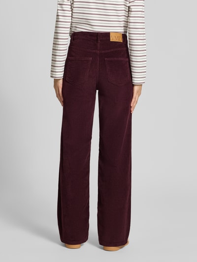 Männermodel trägt Wide Leg Hose aus Baumwoll-Mix Modell 'TESSA' von VERO MODA, Damen Weite Hose, bordeauxrot, cordartige Textur, Ganzkörperansicht Rückansicht