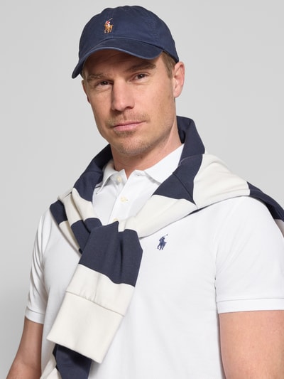 Männermodel trägt Slim Fit Poloshirt aus reiner Baumwolle von Polo Ralph Lauren, Optik: Unifarben, Logo-Detail, Nahaufnahme Oberkörper.