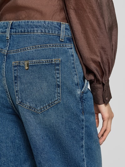 Frauenmodel trägt Regular Fit Jeans aus Baumwoll-Mix mit Ziersteinbesatz von Liu Jo White in Blau, sichtbare Gesäßtasche, Nahaufnahme Rückansicht, Damen Jeans von Liu Jo White, elastischer Baumwoll-Mix, Ziersteinbesatz, verkürzte Passform.