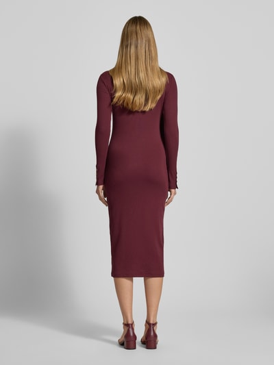 Frauenmodel trägt Midikleid mit Stehkragen Modell 'STANCIO' von Lauren Ralph Lauren in Bordeaux, figurbetont, Ganzkörperansicht Rückansicht. Baumwoll-Mix mit Modal-Anteil, Rückenlänge 115 cm, Brustweite 33 cm, Ärmellänge 55 cm.