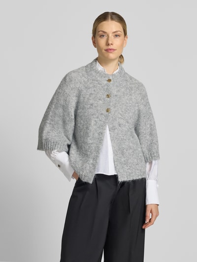Kobiece model prezentuje Relaxed Fit Cardigan z dodatkiem wełny Model 'Benutta' od Neo Noir, elastyczna mieszanka materiałów, imitacja dzianiny, Rękaw o dł. 1/2, listwa guzikowa, długość tyłu w rozmiarze 36: 54 cm, długość rękawów w rozmiarze 36: 38 cm, kolor szary, mieszanka faktur, Ganzkörperansicht von vorne