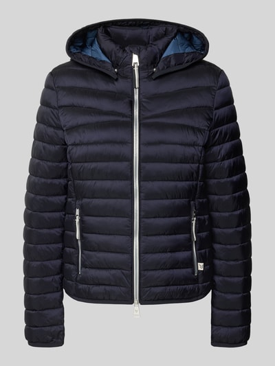 Produktfoto, Steppjacke mit Zweiwege-Reißverschluss von Fuchs Schmitt, krój regular fit, kaptur, stójka, kieszenie na zamek, długość tyłu w rozmiarze 36: 61 cm, szerokość ramion w rozmiarze 36: 42 cm, szerokość klatki piersiowej w rozmiarze 36: 49 cm, długość rękawa w rozmiarze 36: 66 cm, granatowa, poziome pikowanie, metaliczne detale, matowa tekstura.