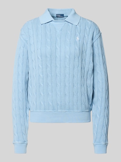 Produktfoto, Regular Fit Pullover mit Polokragen von Polo Ralph Lauren in Hellblau, Zopf-Strukturmuster, reine Baumwolle, unifarben, Logo-Stitching.