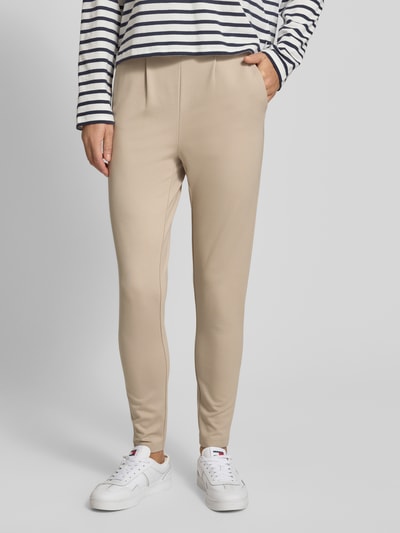 Frauenmodel trägt Regular Fit Sweatpants aus Viskose-Mix Modell 'POPTRASH LIFE' von ONLY, Optik: Unifarben, Bundfalte, seitliche Eingrifftaschen, Ganzkörperansicht von vorne.