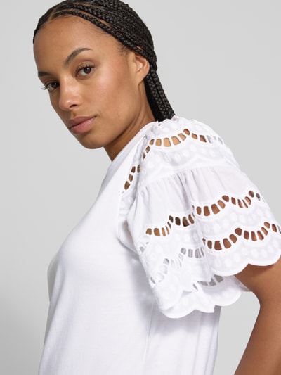 Frauenmodel trägt Damen T-Shirt mit Lochstickerei Modell 'LORAINE' von Soyaconcept aus Reine Baumwolle, Regular-Fit, Nahaufnahme Oberkörper.