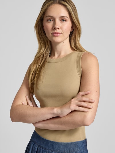 Frauenmodel trägt Tanktop in Ripp-Optik Modell 'OLINA' von Drykorn aus reiner Baumwolle, Slim-Fit, Rundhalsausschnitt, Nahaufnahme Oberkörper.