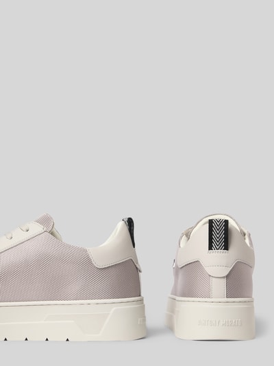 Produktfoto, Sneaker aus Leder-Mix mit Logo-Detail van Antony Morato, heren sneakers met afgeronde pasvorm, vetersluiting, hakhoogte maat 44: 4 cm, schachthoogte maat 44: 8 cm, schachtbreedte maat 44: 8 cm, lichte kleuren, gestructureerd oppervlak, witte en beige tinten