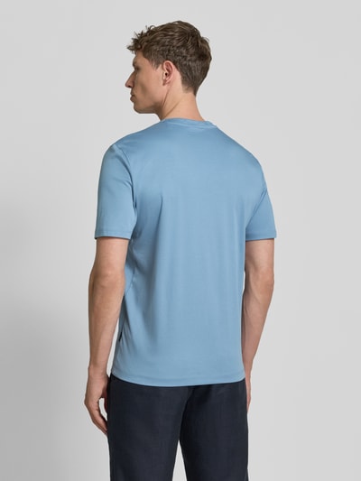 Männermodel trägt T-Shirt mit Rundhalsausschnitt von bugatti in Hellblau, Baumwolle, Slim Fit, glatte Textur, Ganzkörperansicht Rückansicht.