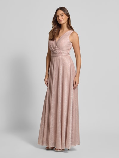 Modelka kobieca nosi szimmerndes Abendkleid mit V-Ausschnitt von TROYDEN COLLECTION w kolorze pudrowego różu, z dopasowanym krojem, długą spódnicą maxi, fakturą z połyskiem, taśmą w talii i tylnym zamkiem, Szerokość w rozmiarze 36: 45 cm, długość tyłu w rozmiarze 36: 160 cm, widok całej sylwetki z przodu.