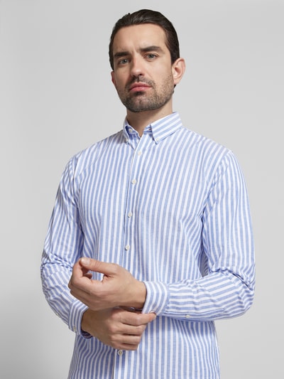 Männermodel trägt Relaxed Fit Freizeithemd mit Button-Down-Kragen von Lindbergh, Material-Mix mit Stretch-Anteil, Streifenmuster, Nahaufnahme Oberkörper