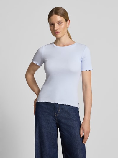 Frauenmodel trägt Slim Fit T-Shirt aus Baumwoll-Mix in Rippstrick von Tom Tailor Denim in Optik: Unifarben, Rundhals, Kurzarm, Materialverarbeitung: Rippstrick, Ganzkörperansicht von vorne.