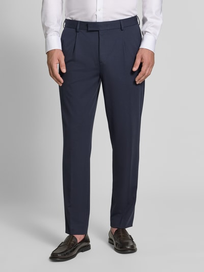 Männermodel trägt Regular Fit Anzughose mit Bügelfalten Modell 'Rennet' von JOOP!, dunkelblau, Material-Mix, Nahaufnahme Vorderansicht.