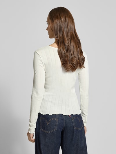 Vrouwenmodel draagt Slim Fit Langarmshirt uit bio-katoenmix model 'TENNA LIFE' van Only, effen, fijn ajourpatroon, frill aan boord, geheel achteraanzicht.