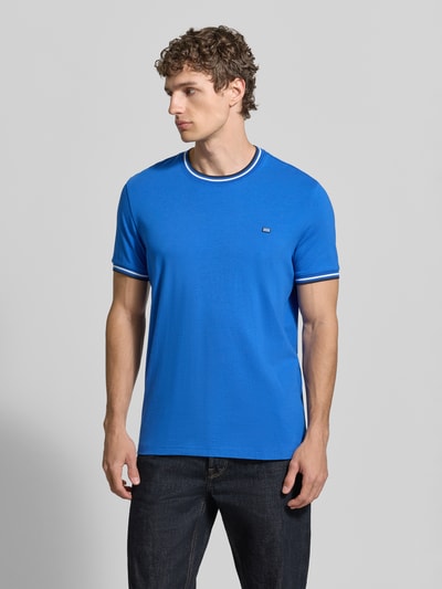 Männermodel trägt T-Shirt mit Kontraststreifen und Rundhalsausschnitt von Christian Berg Men, Baumwoll-Elasthan-Mix, Regular-Fit, Rückenlänge 71 cm bei Größe M, Ganzkörperansicht von vorne.