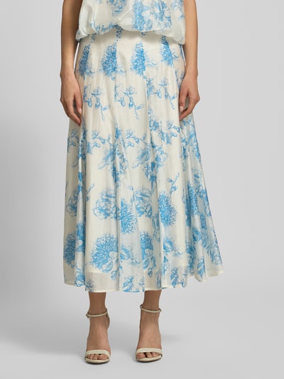Frauenmodel trägt Maxirock aus Lyocell-Mix Modell 'Evangelia' von MSCH Copenhagen mit floraler Allover-Print A-Linie, Nahaufnahme Unterkörper.
