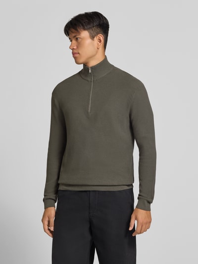 Männermodel trägt Regular Fit Pullover aus reiner Baumwolle Modell 'TONY' von ONLY in Oliv mit feiner Struktur, Ganzkörperansicht von vorne, Herren Pullover von ONLY & SONS.