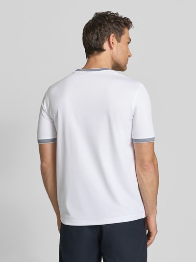 Männermodel trägt Herren T-Shirt mit Rundhalsausschnitt von bugatti in Weiß, Baumwoll-Mix, Regular-Fit, Label-Detail, Rückenlänge 70 cm, Ganzkörperansicht Rückansicht.