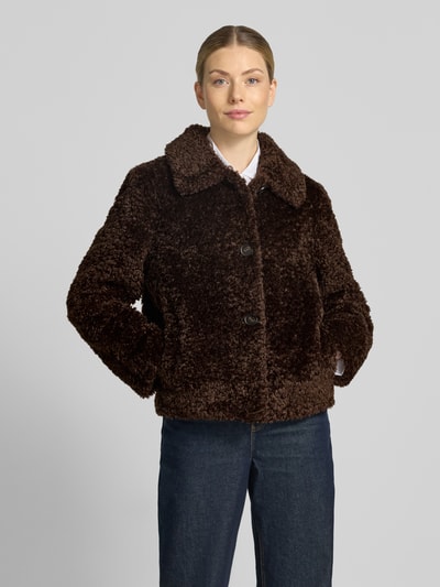 Modelka nosi Regular Fit Jacke mit Umlegekragen von FUCHS SCHMITT, Futerko, brąz, krój regular fit, wykładany kołnierz, listwa guzikowa, Długość tyłu w rozmiarze 36: 52 cm, Szerokość ramion w rozmiarze 36: 46 cm, Szerokość klatki piersiowej w rozmiarze 36: 53 cm, Długość rękawów w rozmiarze 36: 62 cm, widok całej sylwetki z przodu