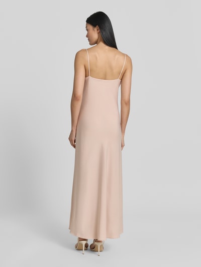 Frauenmodel trägt Cocktailkleid aus Satin mit Wasserfall-Ausschnitt von Jake*s Cocktail, Midikleid, Gerader-Schnitt, Spaghettiträger, Rückenlänge 128 cm, Brustweite 33 cm, Ganzkörperansicht Rückansicht.