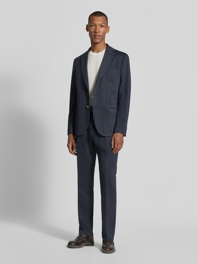 Männermodel trägt Slim Fit Sakko mit Brusttasche Modell 'Nick' von Zuitable, Nadelstreifen, dunkelblau, Ganzkörperansicht von vorne. Kontext: Herren Sakko von Zuitable, Slim Fit, Reverskragen, Modell 'Nick', Brusttasche, Knopfverschluss, Pattentaschen, Rückenlänge bei Größe 50: 74 cm, Schulterbreite bei Größe 50: 42 cm, Ärmellänge bei Größe 50: 67 cm.