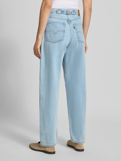 Frauenmodel trägt hellblaue Loose Fit Jeans aus reiner Baumwolle Modell 'LOOSE TAPER H2 26'' von Levi's® 300, Ganzkörperansicht Rückansicht.