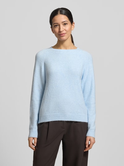 Frauenmodel trägt Regular Fit Strickpullover mit Crew Neck Modell 'DOFFY' von Vero Moda in Hellblau, unifarbenes Strickmaterial, Ganzkörperansicht von vorne.