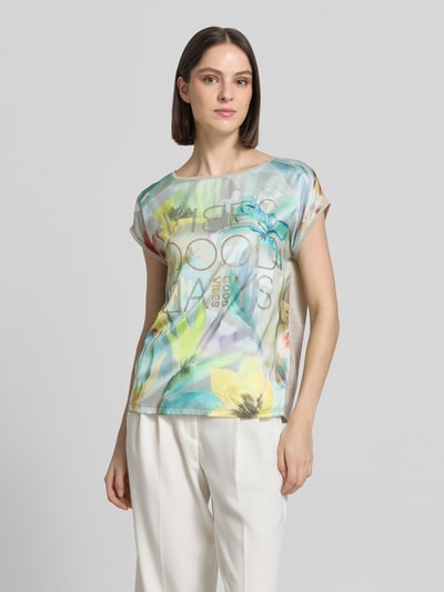 Frauenmodel trägt T-Shirt aus Viskose-Mix mit Strasssteinbesatz von Betty Barclay, mehrfarbig, Straight Fit, Rundhalsausschnitt, Nahaufnahme Oberkörper