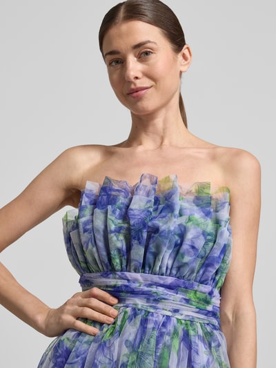 Vrouwenmodel draagt Regular Fit midi-jurk met bloemen all-over print van Lace & Beads, mesh, getailleerde pasvorm, plooien, detailopname bovenlichaam.