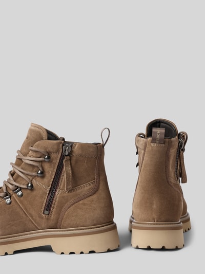 Produktfoto, Boots aus echtem Leder mit Strukturmuster von Woolrich in Braun, runde Form, sichtbares Logo-Detail, genähte Sohle, strukturierte Oberfläche, robuster 4 cm Absatz, Schafthöhe 14 cm, Schaftweite 10 cm bei Größe 44.