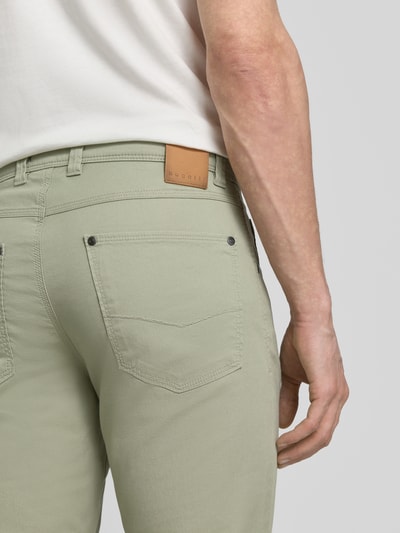 Männermodel trägt Regular Fit broek met steekzakken model 'CORDOBA' van bugatti, mix van katoen en elastaan, detailaufnahme achterzijde
