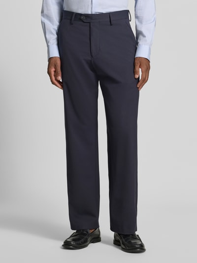 Männermodel trägt dunkelblaue Loose Fit Anzughose mit Gürtelschlaufen Modell 'LOOSE-LIAM' von Selected, glatte Struktur, Ganzkörperansicht von vorne. Herren Anzughose von Selected.