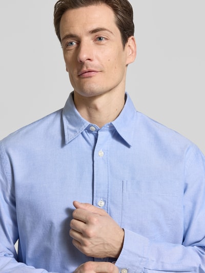 Męski model nosi Relaxed Fit Freizeithemd aus reiner Baumwolle Modell 'OXFORD SHIRT' von Selected Homme, jasnoniebieski, wzór w paski, koszula casualowa, kentkragen, długa listwa guzikowa, brusttasche, bawełna, efekt: wzór na całej powierzchni, ganzkörperansicht z przodu, zbliżenie na górną część ciała.