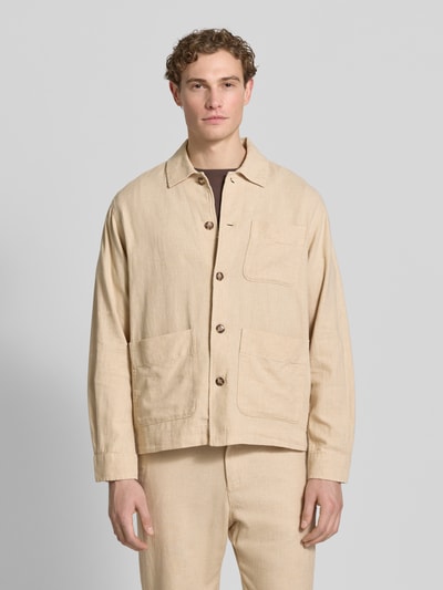 Männermodel trägt Oversized Hemdjacke aus Baumwoll-Leinen-Mix Modell 'OTTO BRODY' von SELECTED HOMME, Optik: Unifarben, Brusttasche, aufgesetzte Seitentasche, Materialverarbeitung: Webware, Ganzkörperansicht von vorne.