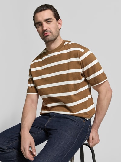 Męski model nosi T-Shirt mit geripptem Rundhalsausschnitt od MCNEAL, krój regular fit, brązowe i białe pasy, widok z przodu, zdjęcie do połowy ciała. Długość pleców w rozmiarze L: 74 cm.